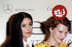 عکس| سفر به تاریخ؛ «مونیکا بلوچی» در حال مکالمه تلفنی در کنار خیابانی در آمریکا؛ سال 1382