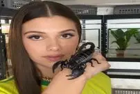 ( ویدیو) آرامش عجیب دختر جوان به حرکت حشرات مختلف روی صورتش!