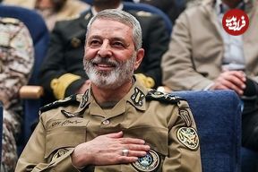 عکس؛ سفر به تاریخ؛ «امیر سرلشکر موسوی» در حال بوسیدن دست پدر شهید؛ سال 1401