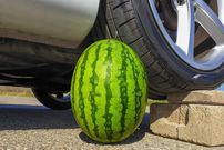 ببینید؛ اسباب بازی و هندوانه زیر لاستیک خودرو؛ چه اتفاقی می افتد؟