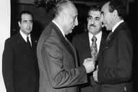 عکس؛ سفر در زمان؛ «رئیس سوم ساواک در حال سکه گرفتن از شاه»؛ دهه 40