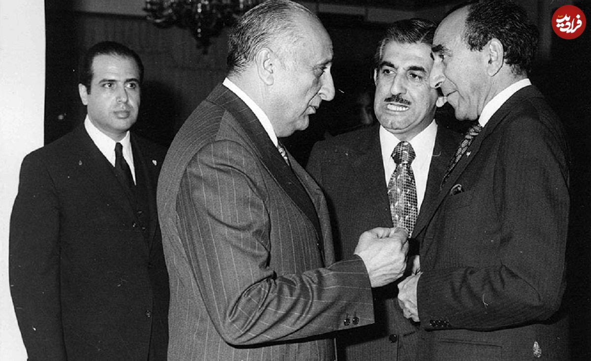 عکس؛ سفر در زمان؛ «رئیس سوم ساواک در حال سکه گرفتن از شاه»؛ دهه 40