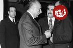 عکس؛ سفر در زمان؛ «رئیس سوم ساواک در حال سکه گرفتن از شاه»؛ دهه 40