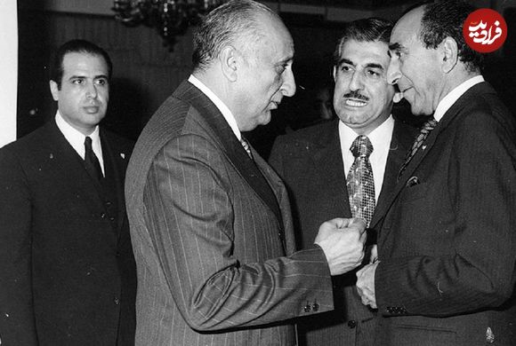 عکس؛ سفر در زمان؛ «رئیس سوم ساواک در حال سکه گرفتن از شاه»؛ دهه 40