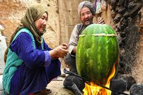 ببینید؛ غذای روستایی در افغانستان؛ پخت یک غذا با مرغ درون هندوانه