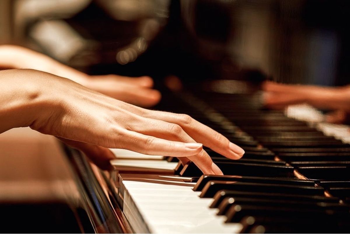(عکس) دست مصنوعی عجیب یک زن پیانیست!
