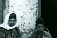 عکس| سفر به ایران قدیم؛ «پسر گربه به بغل» در کنار زنانی که نان می‌پزند؛ 135 سال قبل