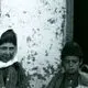 عکس| سفر به ایران قدیم؛ «پسر گربه به بغل» در کنار زنانی که نان می‌پزند؛ 135 سال قبل