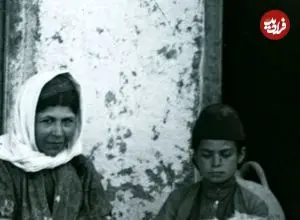 عکس| سفر به ایران قدیم؛ «پسر گربه به بغل» در کنار زنانی که نان می‌پزند؛ 135 سال قبل