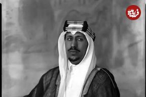 عکس| سفر در زمان؛ «ملک سعود، دومین پادشاه عربستان» در حال بررسی یک مسلسل؛ سال 1324