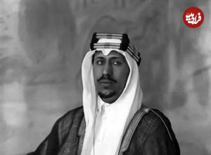 عکس| سفر در زمان؛ «ملک سعود، دومین پادشاه عربستان» در حال بررسی یک مسلسل؛ سال 1324