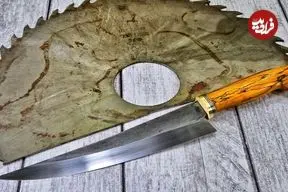 ببینید| مراحل ساخت یک چاقوی آشپزخانه با تیغه اره زنگ زده به روش آهنگر روس