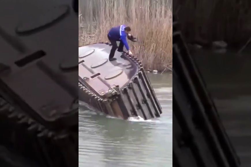 (ویدئو) صحنه ای عجیب و باورنکردنی از غرق شدن یک بیل مکانیکی غول پیکر در سیل