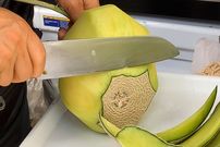 ببینید؛ برش زدن میوه به سبک آبمیوه فروش کره ای؛ از آناناس و طالبی تا هندوانه