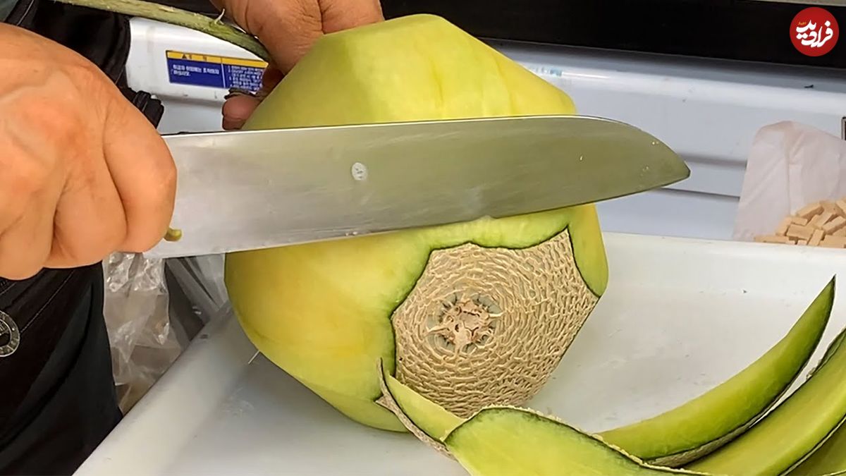 ببینید؛ برش زدن میوه به سبک آبمیوه فروش کره ای؛ از آناناس و طالبی تا هندوانه