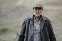 عکس| سفر زمان؛ «جمشید هاشم پور و رضا رویگری» در حال دویدن در ایستگاه قطار؛ سال 64