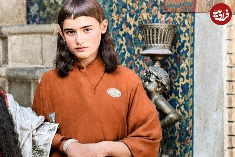 عکس| سفر زمان؛ تصویر رنگی‌شدۀ «زنان ناصرالدین شاه» با لباس چینی در کنار پلکان مرمر
