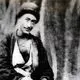 عکس| سفر زمان؛ آرایشگر دوران قاجار در حال تراشیدن موی مشتری