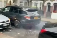 ( ویدیو) حرکت جنون‌آمیز راننده خودروی شاسی بلند؛ خسارت شدید به مرسدس بنز و چند خودروی دیگر!