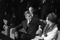 عکس؛ سفر در زمان؛ «همسر سوم محمدرضا پهلوی» در خودروی دربار؛ سال 1339