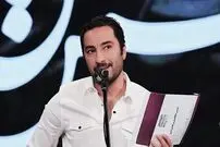 عکس| سفر زمان؛ ژست خاص «نوید محمدزاده» با استانبولی روی صحنه تئاتر