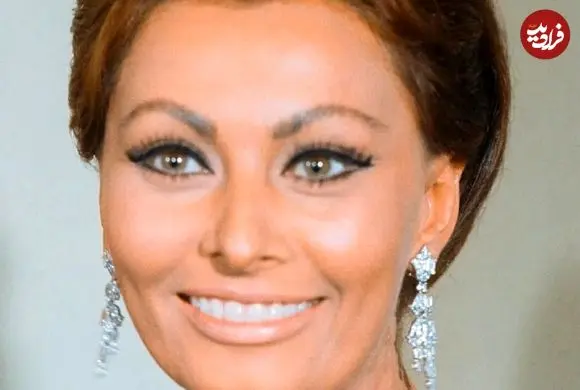 عکس| سفر در زمان؛ «سوفیا لورن» در حال خواندن فیلمنامه؛ سال 1338