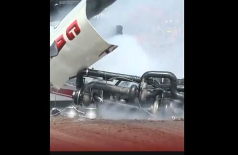 ( ویدیو) ترکیدن موتور تریلی در حال حرکت؛ موتور به بیرون پرتاب شد