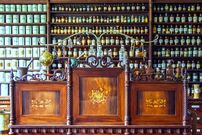 عکس؛ سفر در زمان؛ «داروخانه‌ای در آمریکا و متصدی خانم اش»؛ سال 1329