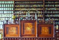 عکس؛ سفر در زمان؛ «داروخانه‌ای در آمریکا و متصدی خانم اش»؛ سال 1329
