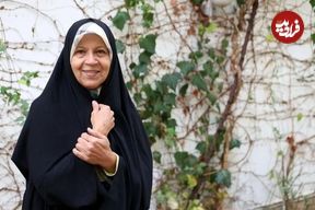عکس؛ سفر در زمان؛ «فائزه هاشمی» در مراسم وداع با پیکر پدرش؛ سال 95