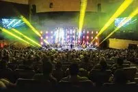 (ویدیو) اقدام احساسی زن جوان در کنسرت برای همسر ناشنوایش