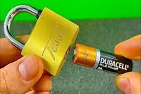 (ویدئو) چگونه با یک باتری 1.5 ولتی قفل را بدون کلید باز کنیم؟