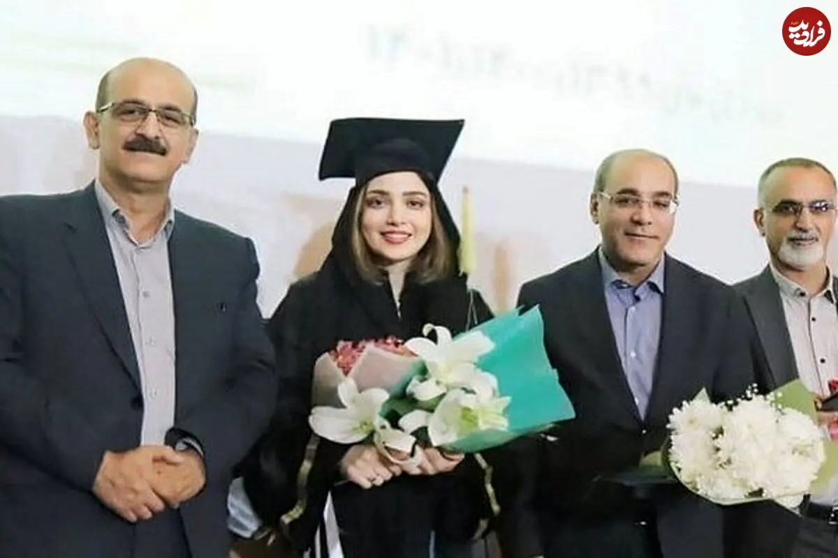 توضیح دانشگاه آزاد درباره مراسم دفاع و فارغ‌التحصیلی «بهنوش طباطبایی» با بادیگارد: فیلم منتشرشده مربوط به جشن فارغ‌التحصیلی است؛ جلسه دفاع پایان‌نامه هیچگونه تشریفات خاصی نداشت