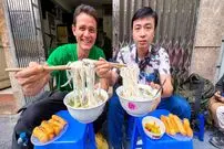 ببینید| غذای خیابانی در ویتنام؛ سوپ گوشت گاو و سالاد کلم در هانوی