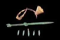 کشف شمشیر 2500 ساله در مقبرۀ باستانی یک جنگجو