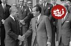 سفر در زمان؛ یادداشت‌های علم، سه‌شنبه ۹ خرداد ۱۳۵۱: وقتی نیکسون وارد تهران شد، هنگام رژه گارد احترام، چون باد شدید بود، کلاه پرچم دار را پراند! 