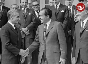 سفر در زمان؛ یادداشت‌های علم، سه‌شنبه ۹ خرداد ۱۳۵۱: وقتی نیکسون وارد تهران شد، هنگام رژه گارد احترام، چون باد شدید بود، کلاه پرچم دار را پراند! 