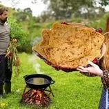ببینید| غذای روستایی در مراکش؛ تهیه چای نعناع و پخت نان محلی در طبیعت