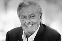 عکس| سفر در زمان؛ «آلن دلون» در کنار رائول لوی در فرودگاه اورلی؛ سال 1340