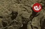 عکس| سفر زمان؛ زندانی‌ها با گردن‌های زنجیر شده در کنار دو مامور قاجاری؛ 140 سال قبل
