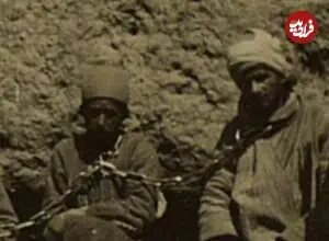 عکس| سفر زمان؛ زندانی‌ها با گردن‌های زنجیر شده در کنار دو مامور قاجاری؛ 140 سال قبل