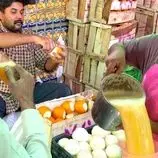 ببینید| غذای خیابانی در پاکستان؛ تهیه آب پرتقال تازه در کراچی
