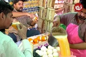 ببینید| غذای خیابانی در پاکستان؛ تهیه آب پرتقال تازه در کراچی