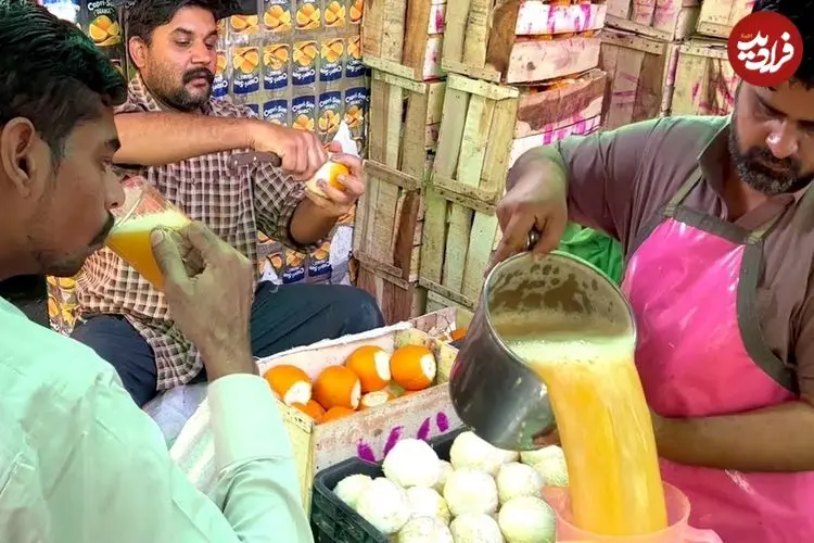 ببینید| غذای خیابانی در پاکستان؛ تهیه آب پرتقال تازه در کراچی