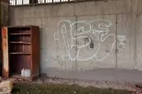 عکس؛ هنر خیابانی؛ خلاقیت هنرمندی که «کارگاه متروکه» را به‌‌ «کمینگاه مگس خونخوار» تبدیل کرده است