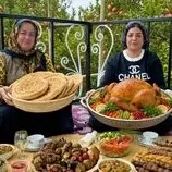 ببینید| غذای روستایی در ایران؛ کباب کردن 3 مرغ شکم پر و تهیه نان سنتی و سالاد