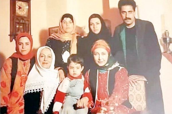 عکس| سفر به تاریخ؛ شوخی «خانمبس» (کتایون ریاحی) با «شیرین» در پشتصحنه «پس از باران»