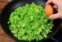 (ویدئو) نحوه پخت یک غذای خوشمزه و ساده با 250 گرم کلم بروکلی و 3 تخم مرغ
