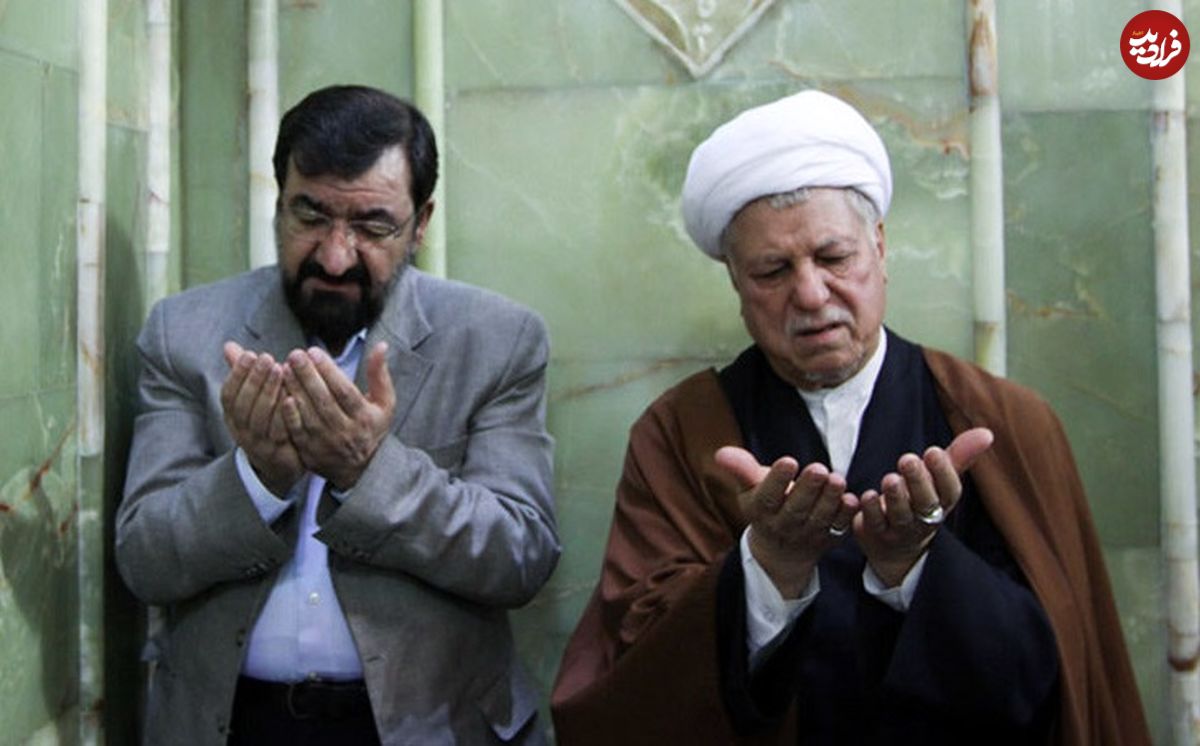 عکس؛ سفر به تاریخ؛ «هاشمی رفسنجانی و محسن رضایی» در حال بررسی نقشۀ عملیات در جبهه