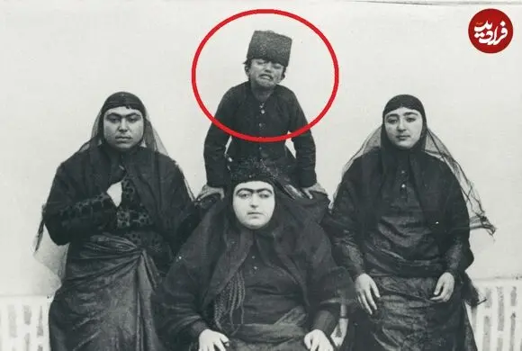 عکس| سفر زمان؛ «ملیجک» 35 سال بعد از مرگ ناصرالدین شاه در کنار همسر و فرزندش